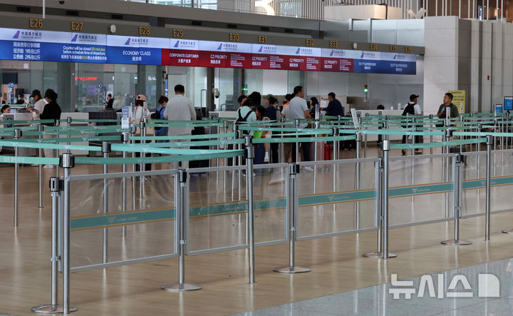 인천국제공항 출국장에서 승객 수십 명이 통제선을 넘어가는 이른바 '집단 새치기'를 막기 위한 안전 펜스가 설치됐다. 19일 인천국제공항 제1여객터미널 E카운터 진입로에 안전 펜스가 설치된 모습./사진=뉴시스