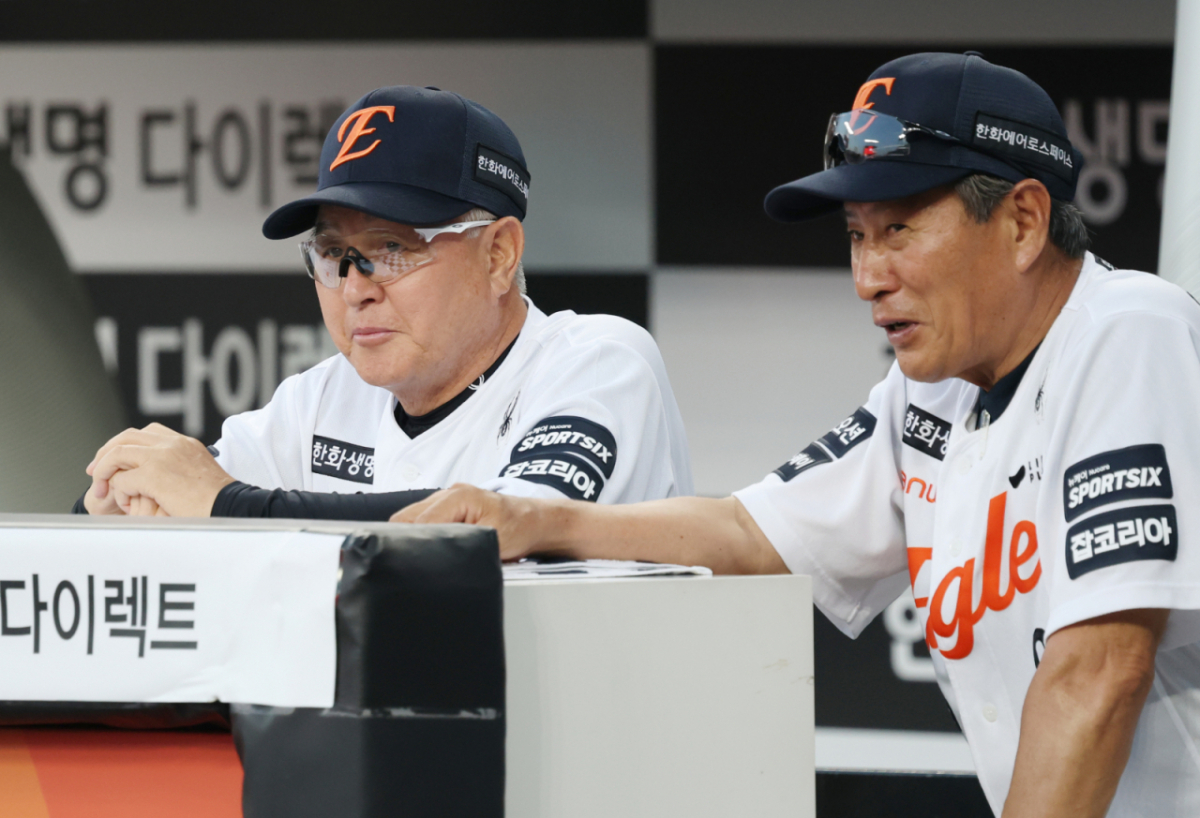 2026 신한 SOL KBO리그 한화 이글스 대 KIA 타이거즈 경기가 18일 대전한화생명볼파크에서 열렸다. 한화 김경문 감독이 권두조 코치와 대화를 나누며 그라운드를 응시하고 있다. /사진=김진경 kim.jinkyung@
