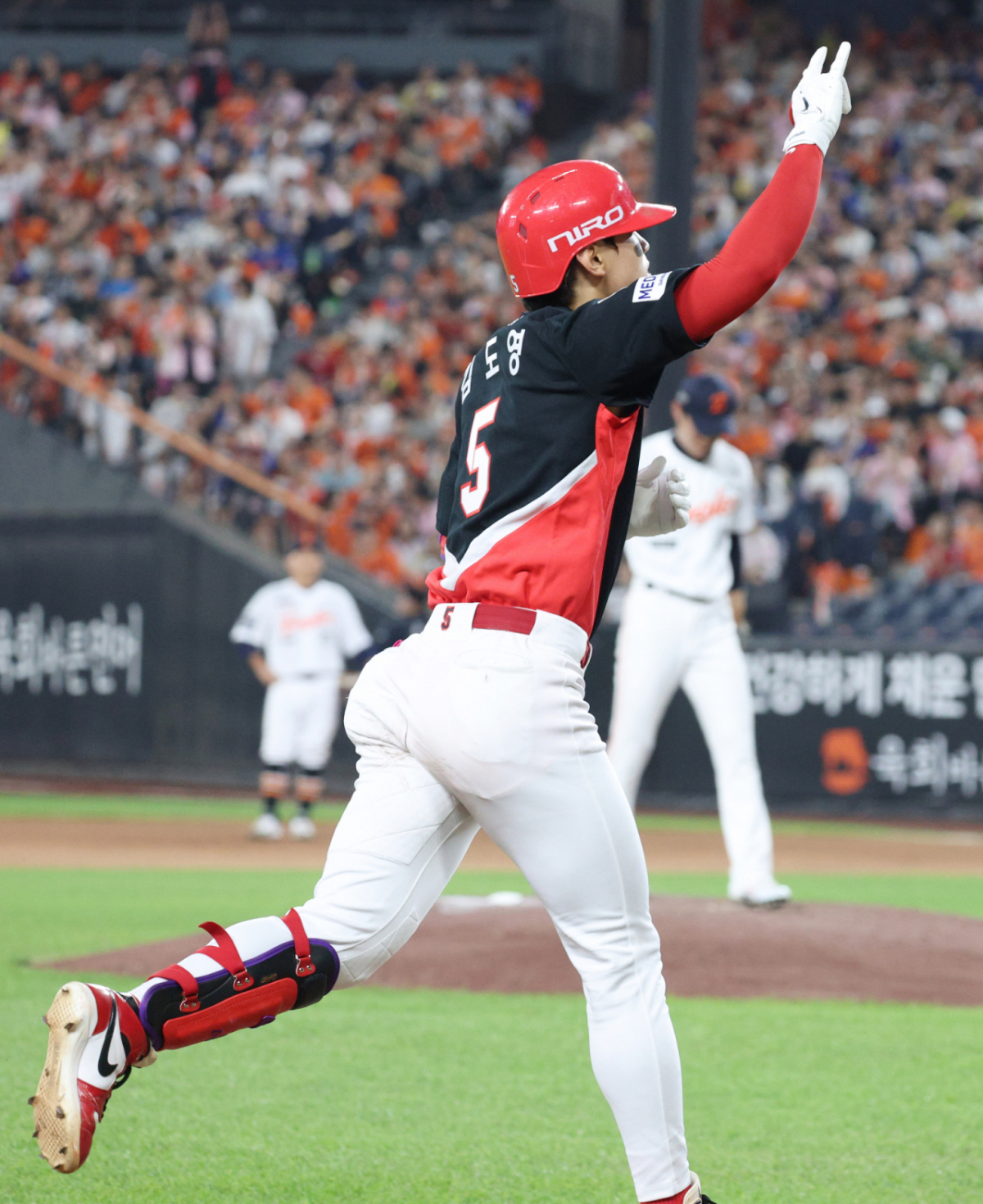 2026 신한 SOL KBO리그 한화 이글스 대 KIA 타이거즈 경기가 18일 대전한화생명볼파크에서 열렸다. KIA 김도영이 7회초 2사에서 좌월 1점 홈런을 날리고 홈인하고 있다. /사진=김진경 kim.jinkyung@