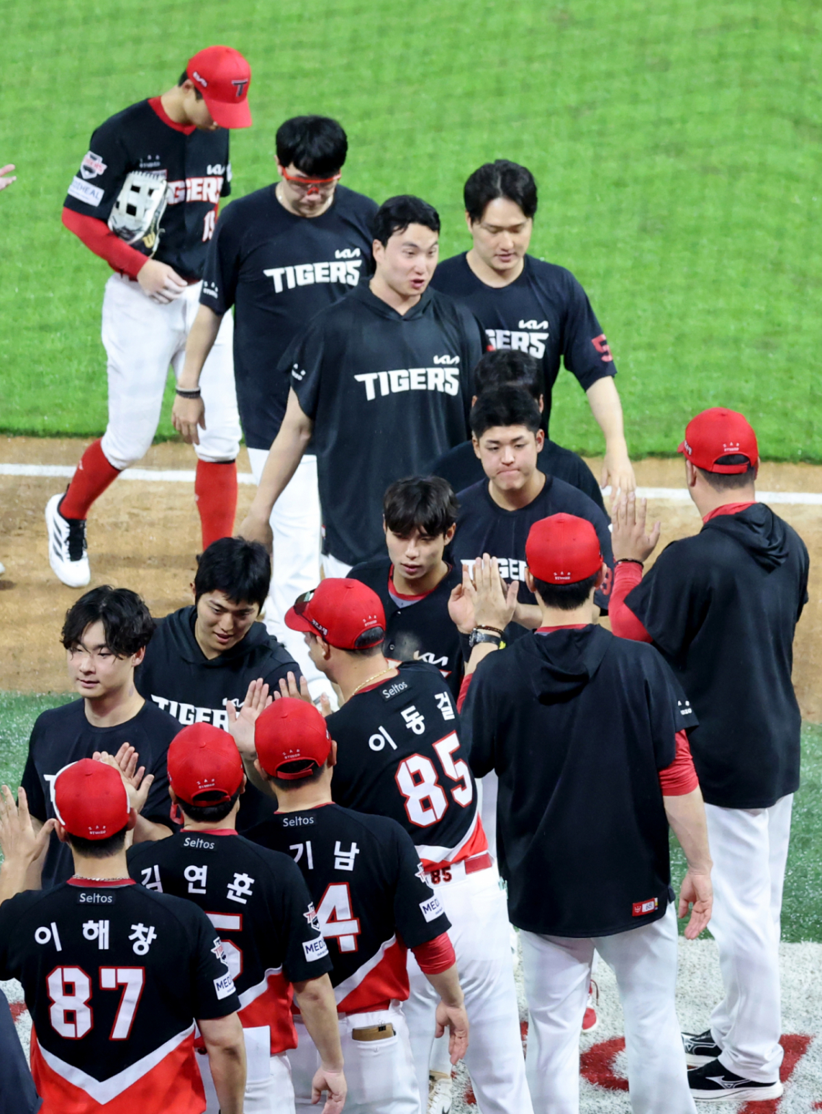 기아 선발투수 시라카와가 17일 인천랜더스필드에서 열리는 '2026 SOL KBO리그 SSG랜더스와 KIA타이거즈의 경기에서 승리한 후 이범호 감독과 하이파이브를 나누고 있다. 2026.07.17. /사진=강영조 cameratalks@