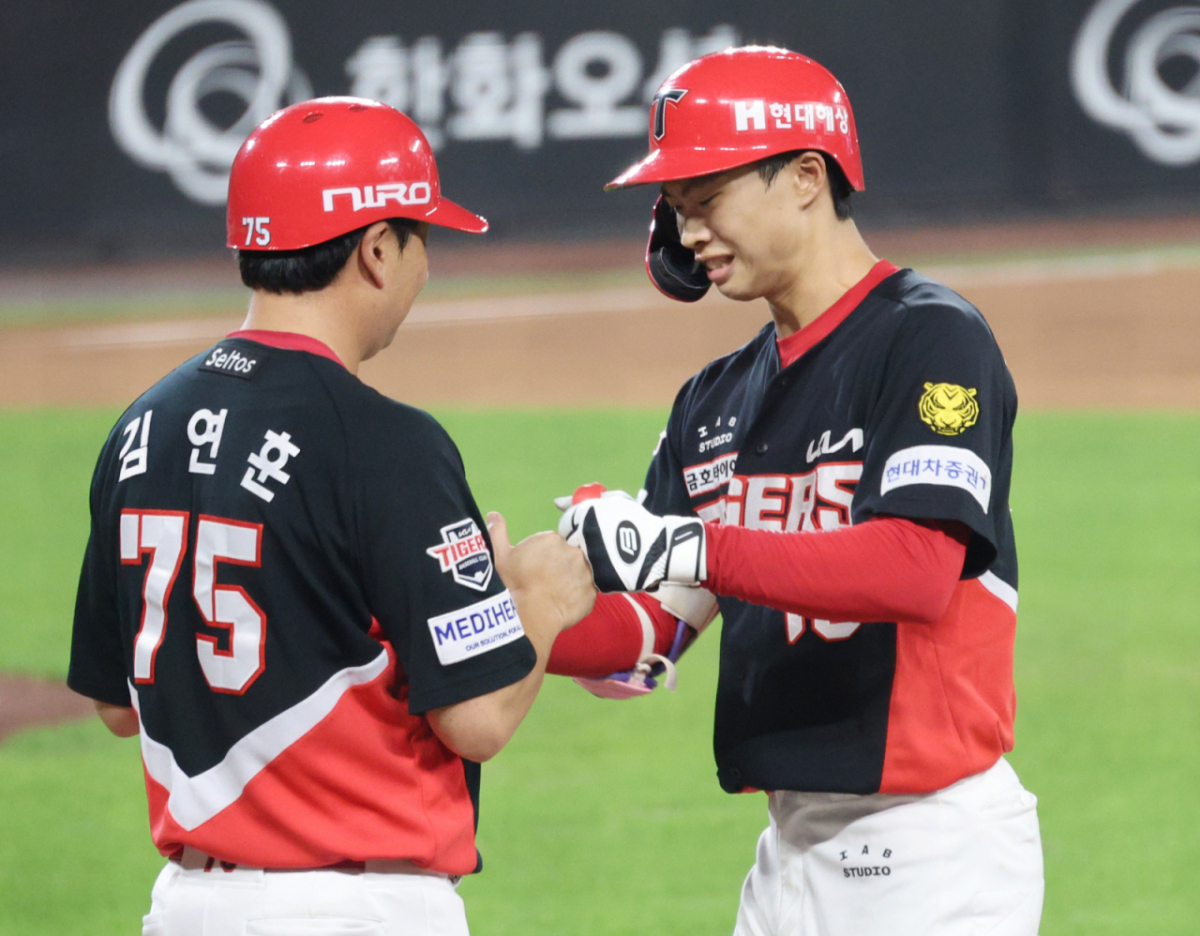 2026 신한 SOL KBO리그 한화 이글스 대 KIA 타이거즈 경기가 18일 대전한화생명볼파크에서 열렸다. KIA 박재현이 4회초 2사 1,2루에서 1타점 적시타를 날리고 출루한 후 김연훈 코치의 환영을 받고 /사진=김진경 kim.jinkyung@