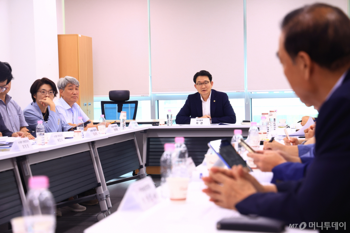 19일 정부세종청사에서 열린 '제5차 여름철 농축산물 수급안정대책반 회의'에서 김종구 농식품부 차관이 재해상황과 농축산물 수급상황을 직접 점검하고 있다./사진=농식품부