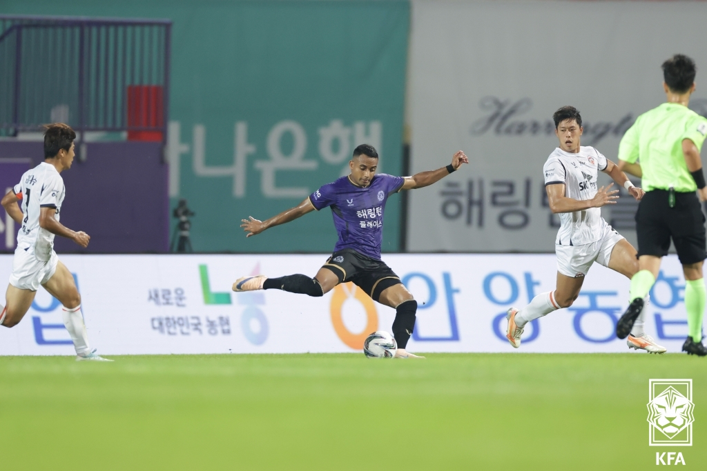 슈팅하는 아일톤(가운데)의 모습. /사진=대한축구협회 제공