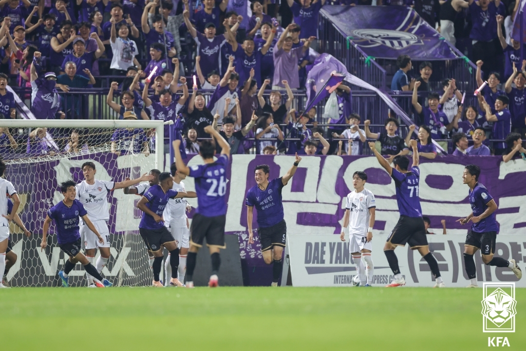 동점골 후 기뻐하는 FC안양 선수들. /사진=대한축구협회 제공