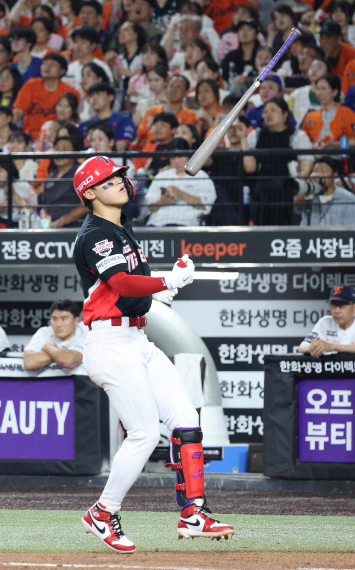2026 신한 SOL KBO리그 한화 이글스 대 KIA 타이거즈 경기가 18일 대전한화생명볼파크에서 열렸다. KIA 김도영이 7회초 2사에서 좌월 1점 홈런을 날린 후 배트플립을 하고 있다. /사진=김진경 kim.jinkyung@