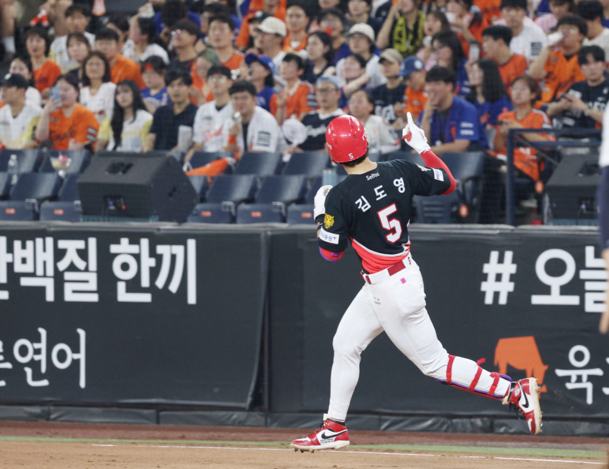 2026 신한 SOL KBO리그 한화 이글스 대 KIA 타이거즈 경기가 18일 대전한화생명볼파크에서 열렸다. KIA 김도영이 7회초 2사에서 좌월 1점 홈런을 날리고 그라운드를 돌고 있다. /사진=김진경 kim.jinkyung@