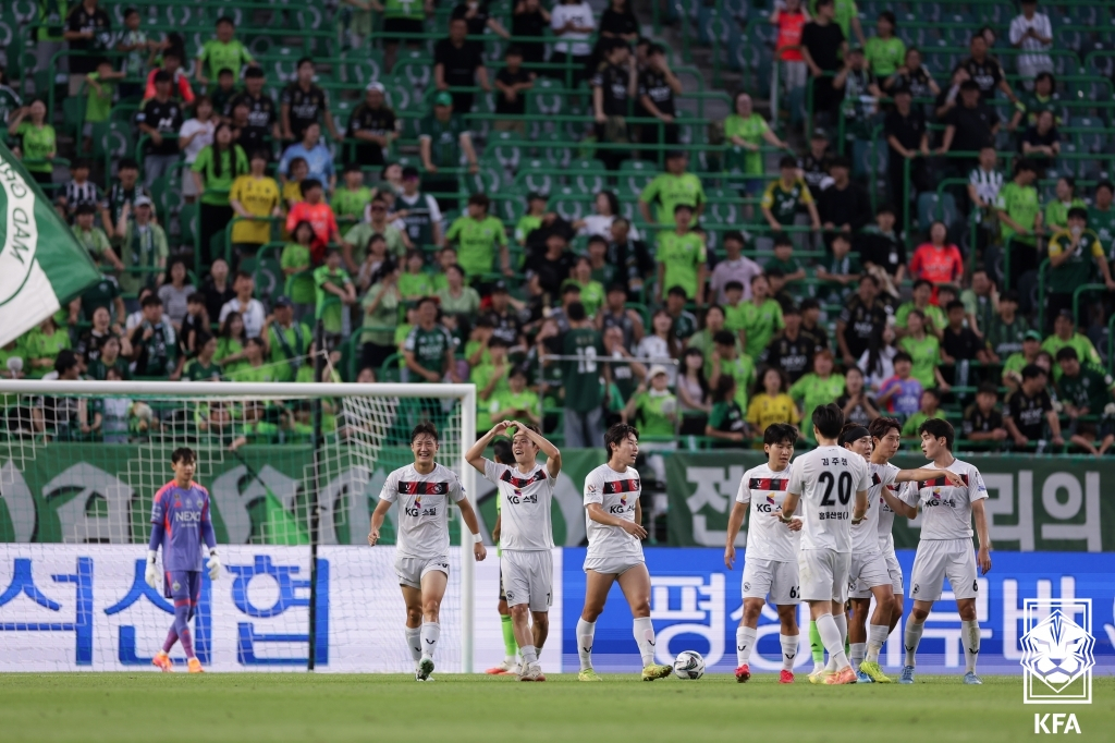 K3리그 소속 당진시민축구단 선수들이 19일 전주월드컵경기장에서 열린 전북 현대와의 2026~2027 코리아컵 16강전 선제골 이후 기뻐하고 있다. /사진=대한축구협회 제공