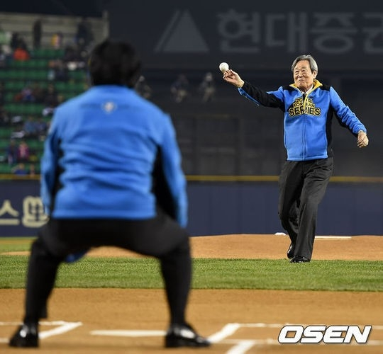 2014년 한국시리즈 5차전 당시 시구하고 있는 어우홍 전 감독.
