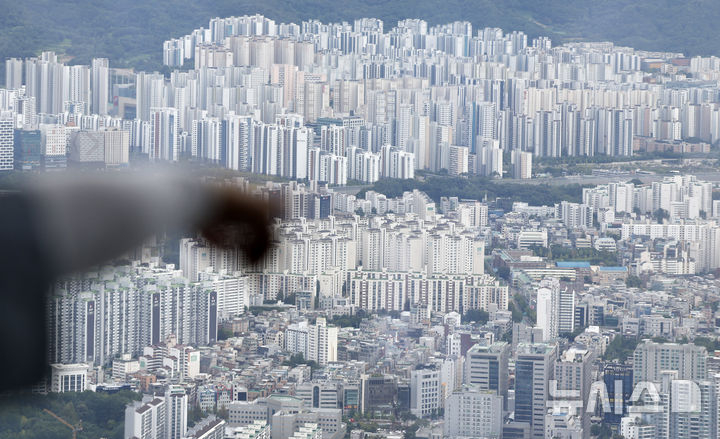 서울에 아파트를 보유한 걸 자랑하는 지인이 이해 되지 않는다며 자신은 미국 시민권자로 뉴욕에 집을 갖고 있다고 밝힌 한 누리꾼의 글이 온라인에서 화제가 되고 있다. 기사 내용과 관련이 없는 자료사진./사진=뉴시스