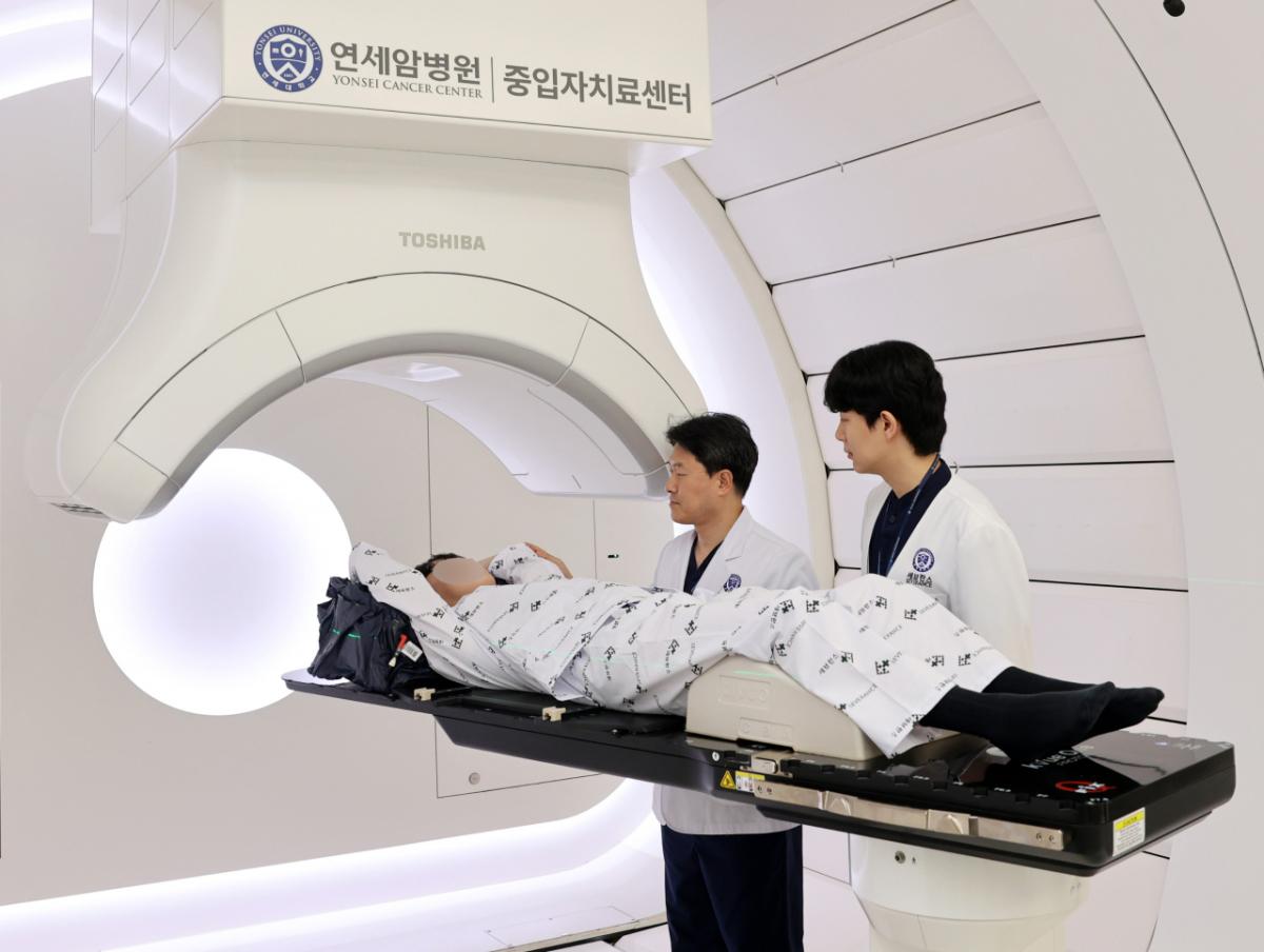 금웅섭 중입자치료센터장(왼쪽) 등 연세암병원 의료진이 중입자치료를 준비하고 있다. /사진=연세암병원