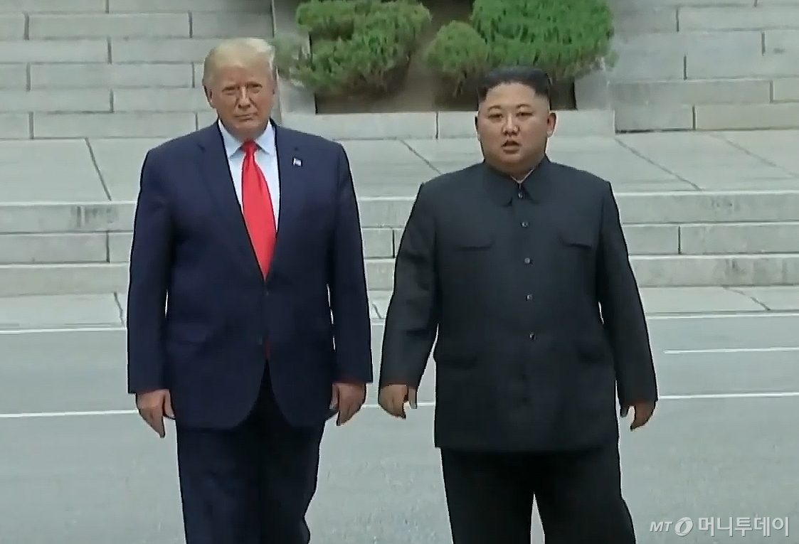 도널드 트럼프 미국 대통령과 김정은 북한 국무위원장이 2019년 6월30일 판문점 북측에서 기념촬영을 한 뒤 남측으로 내려오고 있다. /방송화면캡쳐