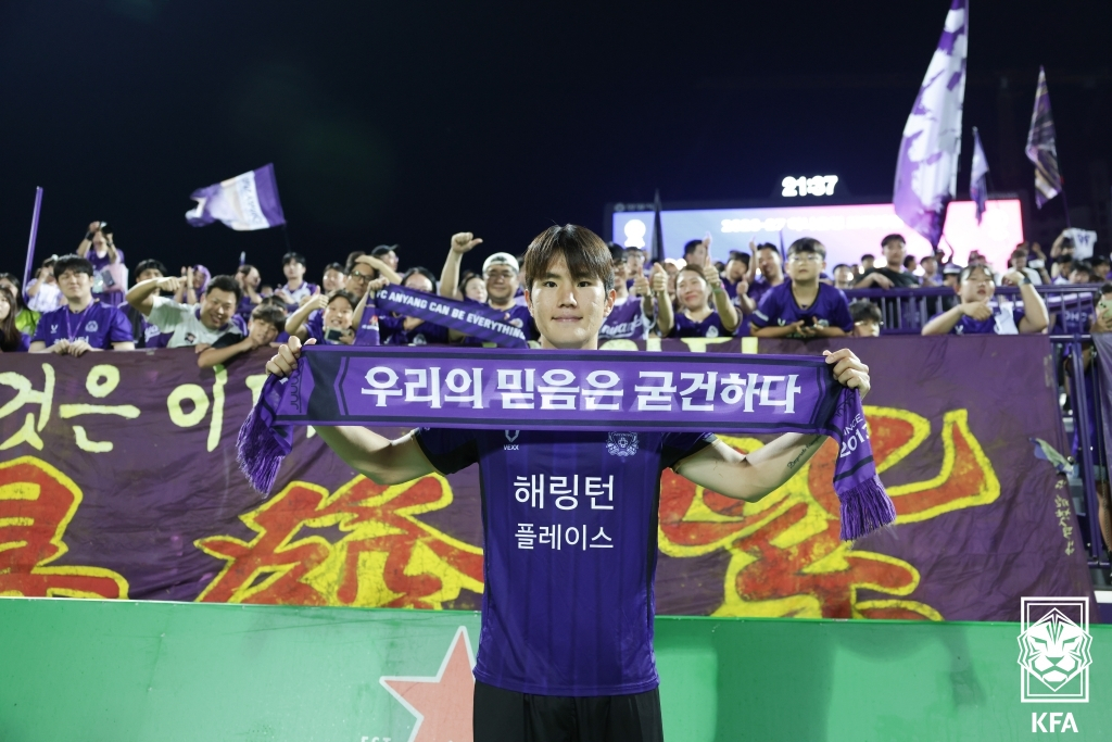승리 후 팬들고 함께 기념 촬영하는 이진용의 모습. /사진=대한축구협회 제공
