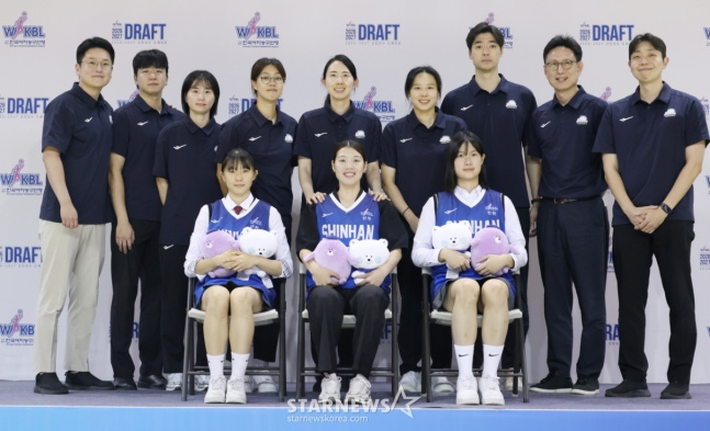 2026~2027시즌 WKBL 신인 선수 드래프트가 19일 청주시 청주체육관에서 열렸다. 가네다 마나(오사카 인간과학 대학교)를 비롯해 신한은행에 지명된 선수들이 선수단과 기념촬영을 하고 있다. /사진=김진경 대기자.