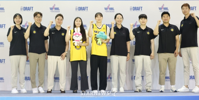 2026~2027시즌 WKBL 신인 선수 드래프트가 19일 청주시 청주체육관에서 열렸다. 원이아나(왼쪽에서 네 번째, 시에나 하이츠 대학교)를 비롯해 KB스타즈에 지명된 선수들이 선수단과 기념촬영을 하고 있다. /사진=김진경 대기자.