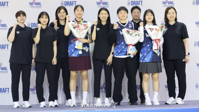2026~2027시즌 WKBL 신인 선수 드래프트가 19일 청주시 청주체육관에서 열렸다. 김리혜(오른쪽에서 네 번째, 아이치 기쿠센 대학교)를 비롯해 우리은행에 지명된 선수들이 선수단과 기념촬영을 하고 있다. /사진=김진경 대기자.