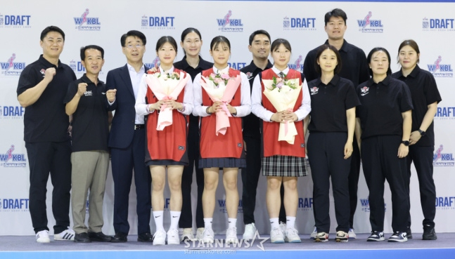2026~2027시즌 WKBL 신인 선수 드래프트가 19일 청주시 청주체육관에서 열렸다. 임연서(가운데, 수피아여고)를 비롯해 BNK썸에 지명된 선수들이 선수단과 기념촬영을 하고 있다. /사진=김진경 대기자.