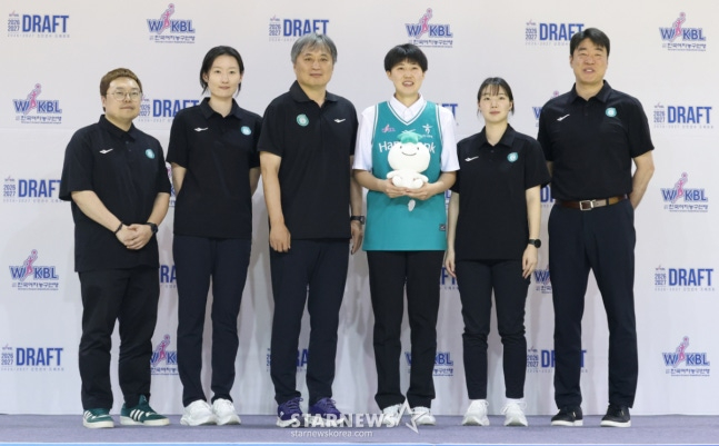 2026~2027시즌 WKBL 신인 선수 드래프트가 19일 청주시 청주체육관에서 열렸다. 오쿠라 유리(아이치 기쿠센 대학교)가 하나은향 선수단과 기념촬영을 하고 있다. /사진=김진경 대기자.
