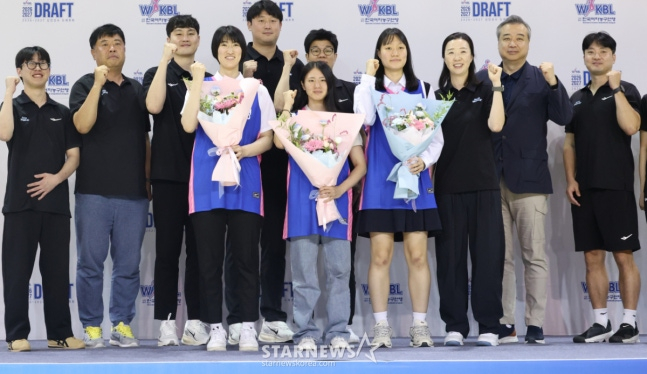 2026~2027시즌 WKBL 신인 선수 드래프트가 19일 청주시 청주체육관에서 열렸다. 이소희(오른쪽에서 네 번째)를 비롯해 삼성셍명에 지명된 선수들이 선수단과 기념촬영을 하고 있다. /사진=김진경 대기자.