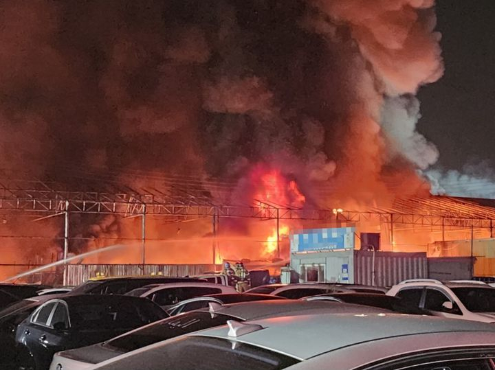 20일 오전 12시39분쯤 인천 연수구 옥련동 한 중고차수출단지에서 큰불이 나 중고 차량 58대가 소실됐다. /사진=뉴시스