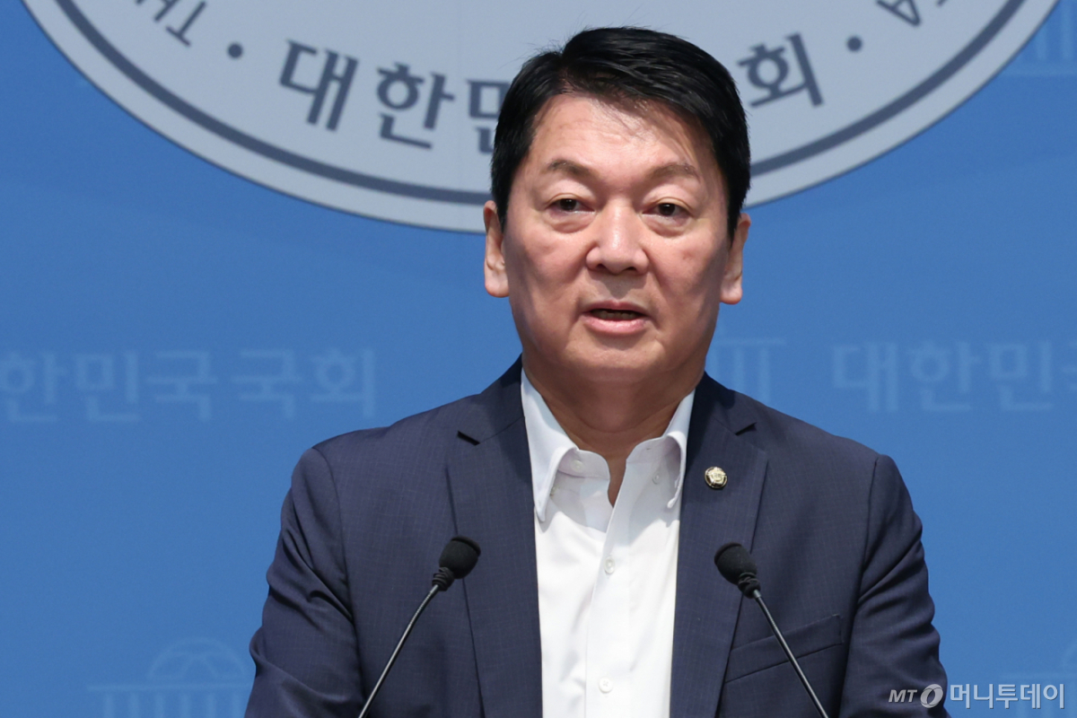 (서울=뉴스1) 황기선 기자 = 안철수 국민의힘 의원이 12일 오전 서울 여의도 국회 소통관에서 당 지도부와 조직강화특위에 쇄신안을 건의하고 있다. 2026.8.12/뉴스1 Copyright © 뉴스1. All rights reserved. 무단 전재 및 재배포, AI학습 이용 금지. /사진=(서울=뉴스1) 황기선 기자