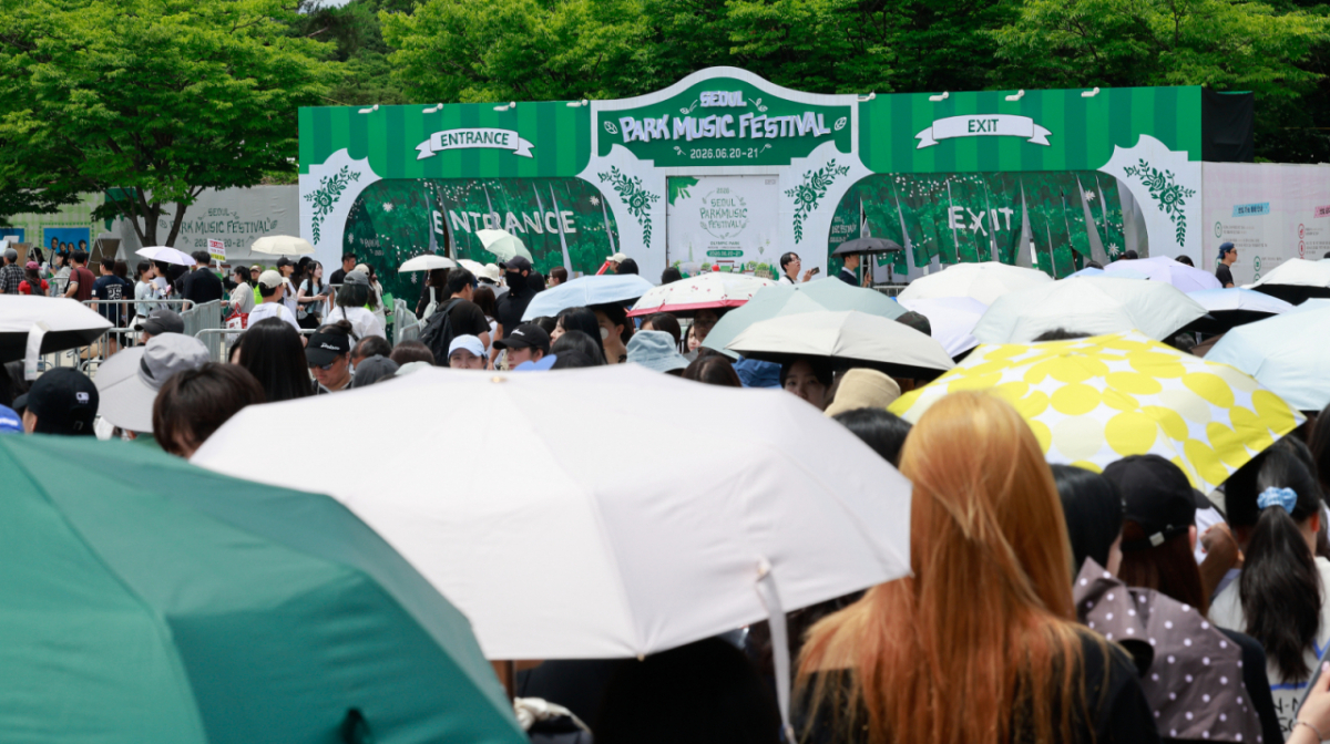 지난 6월21일 서울 송파구 올림픽공원에서 2026 서울파크뮤직페스티벌 관객들이 행사장 입장을 위해 줄 서 있다. 주최사는 티켓링크 라이브 아레나(옛 핸드볼경기장) 앞 투표용지 부족 사태 관련 개표소 봉쇄 시위가 이어지면서 공연장을 88호수수변무대와 우리금융아트홀로 나눠 운영한다고 공지했다./사진=뉴스1. 