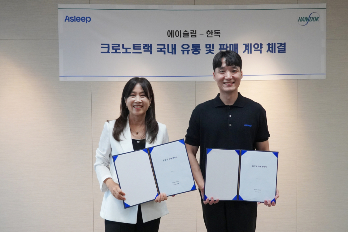 이동헌 에이슬립 대표(오른쪽)과 한독 관계자가 ‘크로노트랙’ 국내 유통·판매 계약체결 후 기념촬영을 하고 있는 모습. /사진제공=에이슬립