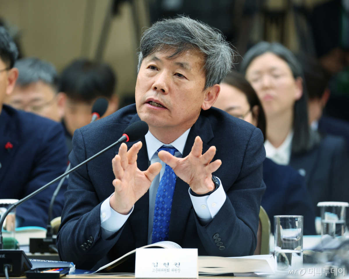 김현권 고준위방사성폐기물관리위원장이 2025년 12월17일 세종시 정부세종컨벤션센터에서 열린 기후에너지환경부(기상청)·원자력안전위원회 업무보고에서 이재명 대통령 질문에 답변하고 있다. /사진=뉴시스