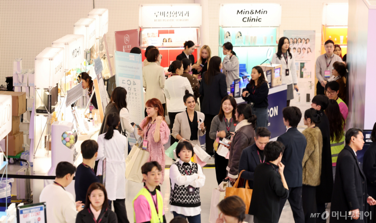 전시장에서 K뷰티 부스트를 찾은 관람객들이 부스를 둘러보고 있다./사진=뉴시스. /