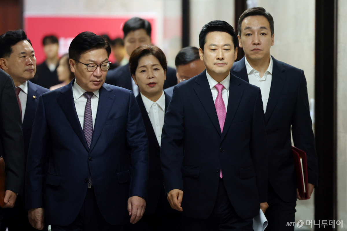 (서울=뉴스1) 황기선 기자 = 국민의힘 장동혁 대표와 정점식 원내대표 등 지도부가 20일 오전 서울 여의도 국회에서 열린 최고위원회의에 참석하고 있다. 2026.8.20/뉴스1 Copyright © 뉴스1. All rights reserved. 무단 전재 및 재배포, AI학습 이용 금지. /사진=(서울=뉴스1) 황기선 기자