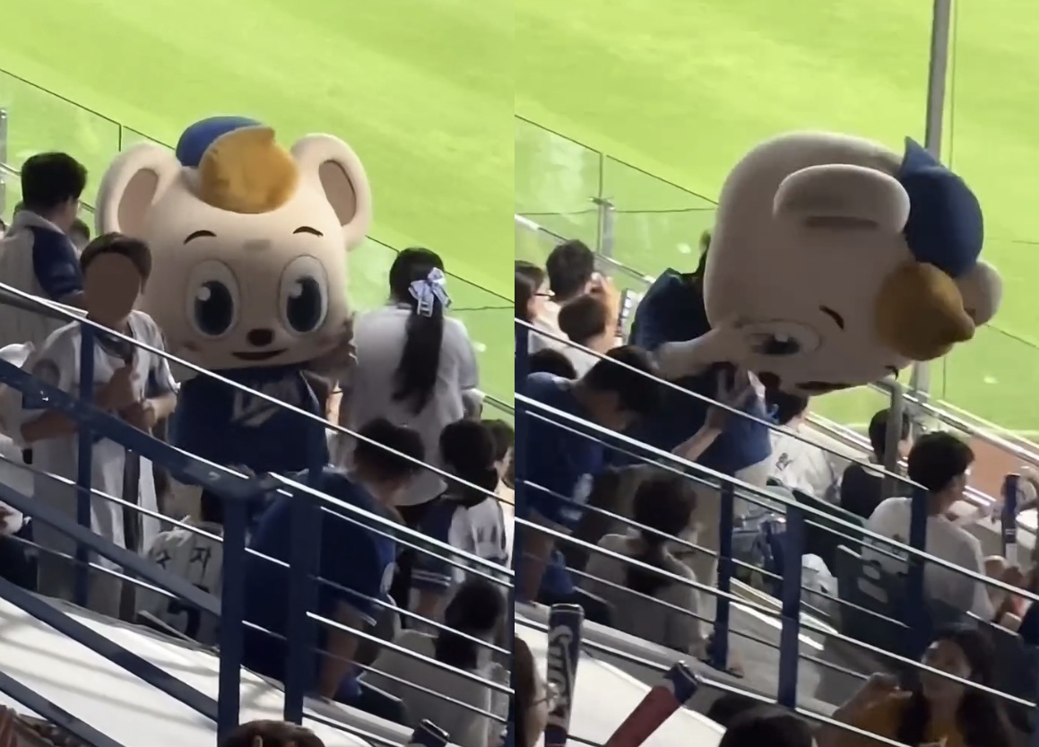 프로야구 경기장에서 관중석을 지나가는 삼성 라이온즈 마스코트 '라온'의 머리를 뒤에서 갑자기 밀치는 한 남성의 모습이 포착돼 비판받고 있다./사진=SNS 갈무리