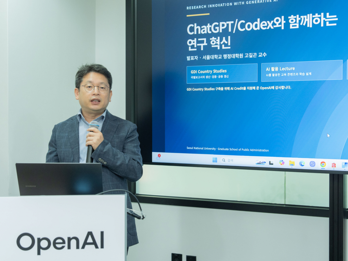 오픈AI 서울 오피스에서 열린 '챗GPT 워크 미디어 데모'에서 고길곤 서울대학교 정보화본부장 겸 행정대학원 교수가 코덱스를 활용한 연구 워크플로우 사례를 소개하고 있다./사진제공=오픈AI