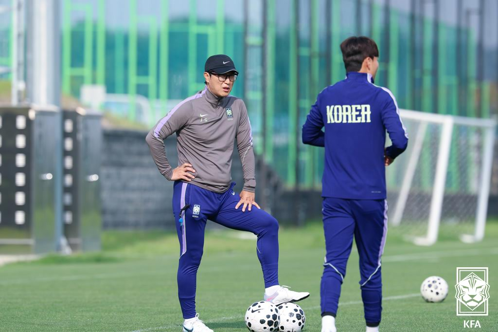 김정수(왼쪽) U-20 대표팀 감독. /사진=대한축구협회 제공