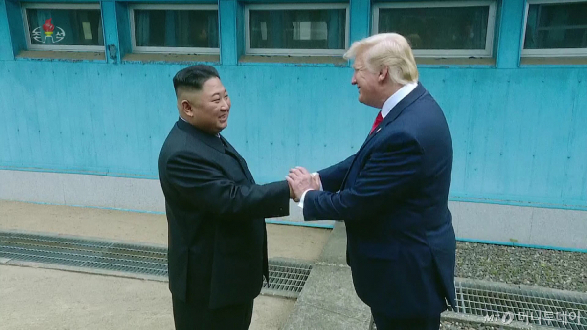 도널드 트럼프 미국 대통령과 김정은 북한 국무위원장이 2019년 6월30일 판문점에서 깜짝 회동해 악수를 하고 있다. /머니투데이포토DB