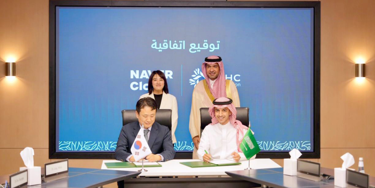 2025년 5월 네이버클라우드가 사우디아라비아 주택공사와 전략합작법인 네이버 이노베이션 설립 계약을 맺었다. (왼쪽 뒤부터 시계방향으로) 채선주 네이버 전략사업 대표, 마제드 알 호가일 사우디 자치행정주택부 장관, 라이얀 알아킬 NHC 이노베이션 CEO, 한상영 네이버클라우드 글로벌DX&이노베이션 전무. 2026.08.20./사진제공=네이버