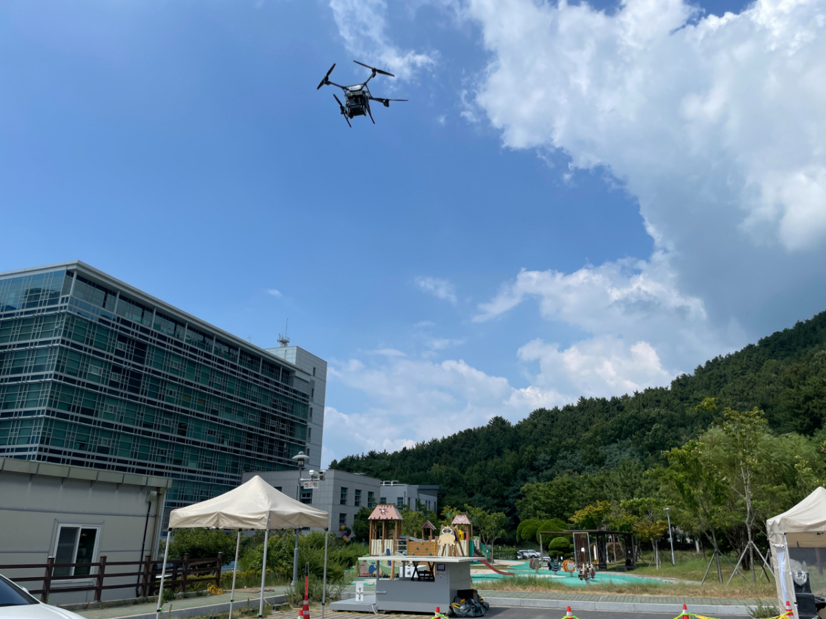 정밀 착륙을 위해 지상으로 접근하는 고중량 화물 탑재 드론의 모습 /사진=우주항공청
