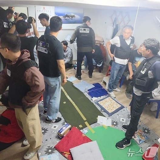 경찰이 지난 12일 경남 창원시 의창구 동읍 한 주택에서 도박장 단속을 벌이는 모습. /사진=뉴스1(경남경찰청 제공)