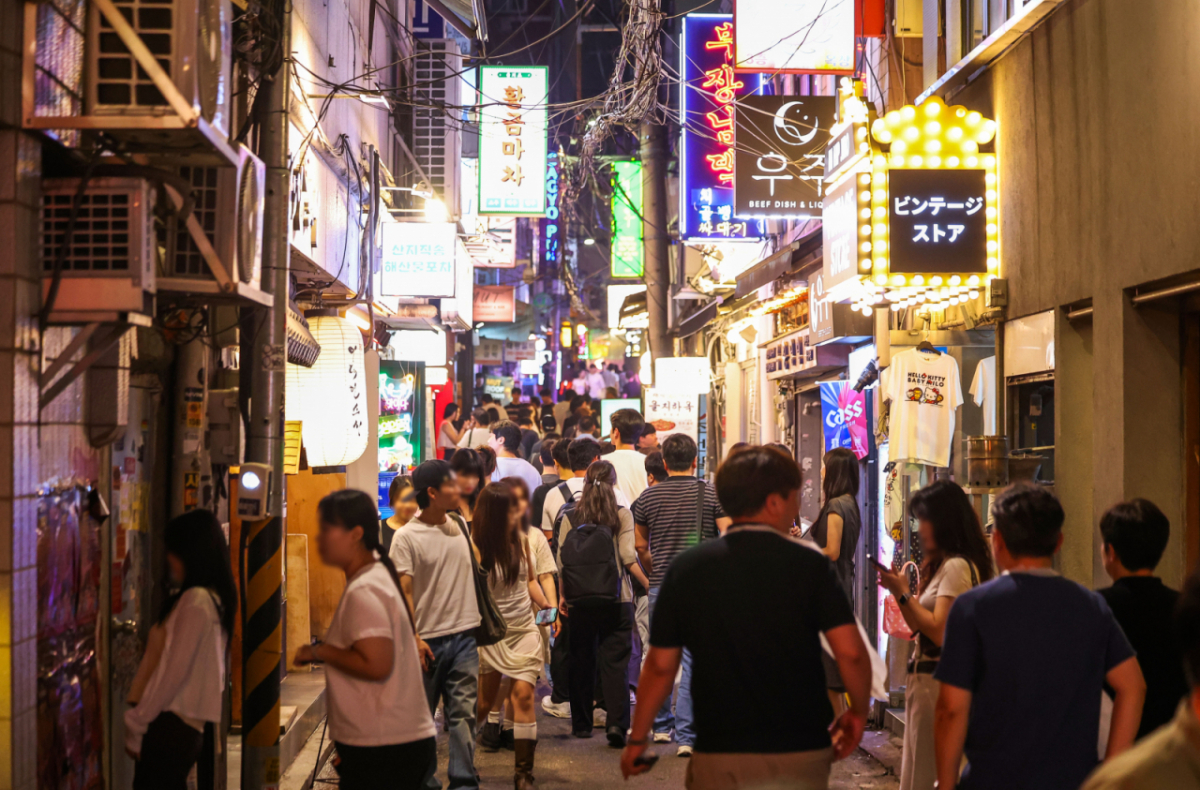 서울시가 '야간 경제 활성화' 추진에 나선다. 단순한 골목상권 살리기를 넘어 문화, 관광, 교통을 유기적으로 연결해 새 성장동력으로 키우겠다는 구상이다. 사진은 지난달 16일 서울 중구 을지로. /사진=뉴시스