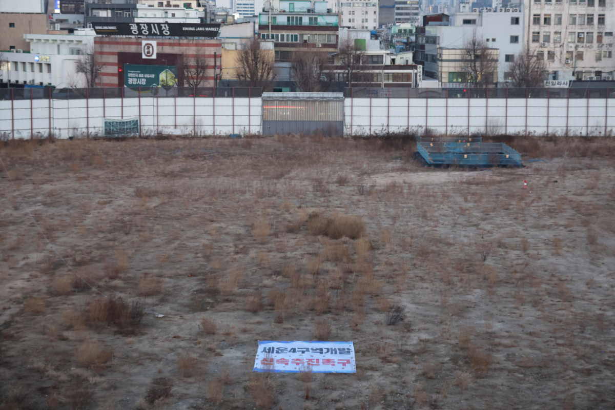 종묘 인근 재개발을 두고 서울시와 국가유산청이 대립을 이어가고 있는 서울 종로구 종묘 인근 세운4구역에 '세운 4구역 개발 신속 추진 촉구' 라고 적힌 현수막이 설치돼 있다. / 사진 = 뉴시스