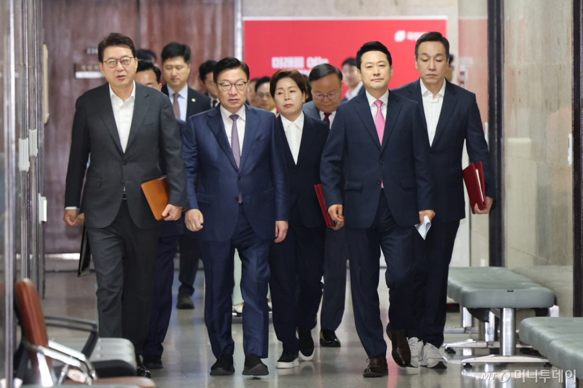 (서울=뉴스1) 황기선 기자 = 국민의힘 장동혁 대표와 정점식 원내대표 등 지도부가 20일 오전 서울 여의도 국회에서 열린 최고위원회의에 참석하고 있다. 2026.8.20/뉴스1 Copyright © 뉴스1. All rights reserved. 무단 전재 및 재배포, AI학습 이용 금지. /사진=(서울=뉴스1) 황기선 기자
