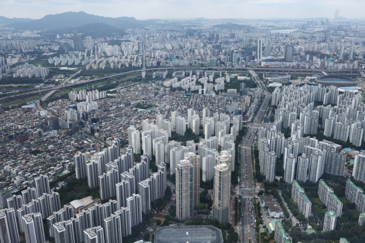 서울 송파구 롯데월드타워 전망대에서 바라본 아파트 단지./사진=뉴스1