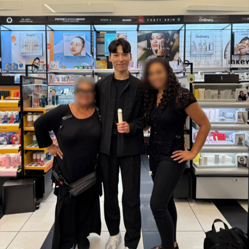 양정호 앳홈 대표(가운데)가 미국 뉴욕 타임스퀘어 세포라 매장을 방문해 현지 BA(Beauty Advisor)들과 함께 톰(THOME) 제품을 살펴보고 기념촬영을 하고 있다./사진제공=앳홈