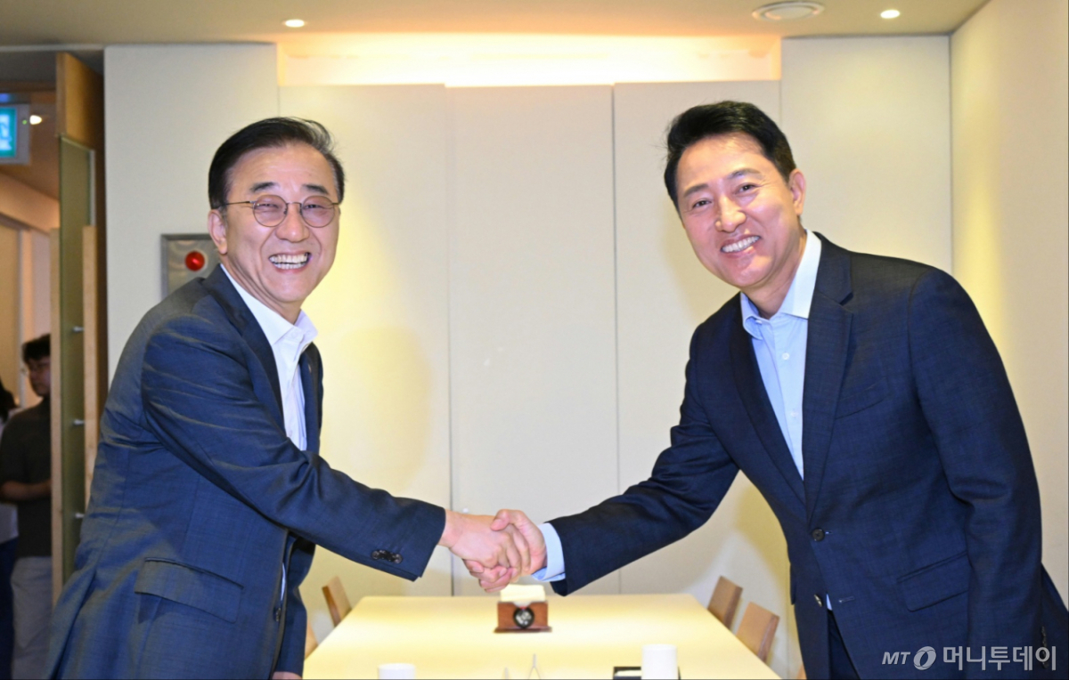 20일 서울시 중구에서 오세훈 서울시장과 김윤덕 국토교통부 장관이 만나 부동산 정책과 관련해 논의했다.
