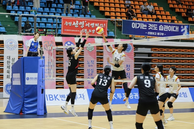 중앙여고 박서윤(흰색 12번)이 지난 6일 충북 제천실내체육관에서 열린 2026 IBK기업은행배 전국중고배구대회 18세 이하 여자부 결승 선명여고전에서 공격을 시도하고 있다. /사진=한국중고배구연맹 제공