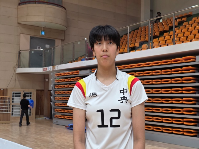 중앙여고 박서윤이 지난 6일 충북 제천실내체육관에서 열린 2026 IBK기업은행배 전국중고배구대회 18세 이하 여자부 우승 후 스타뉴스와 만났다. /사진=김동윤 기자