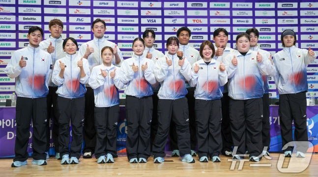 국가대표 선수들이 20일 충북 진천선수촌에서 2026 아이치·나고야하계아시아경기대회 D-30 미디어데이 대한민국선수단 기자회견을 마친 뒤 기념 촬영을 하고 있다. 앞줄 왼쪽부터 전웅태, 성승민, 여서정, 송세라, 임애지, 허미미, 박혜정, 두번째줄 왼쪽부터 차영석, 이승현, 이재성, 나마디 조엘진, 김민종, 황선우, 김우민. /사진=뉴스1