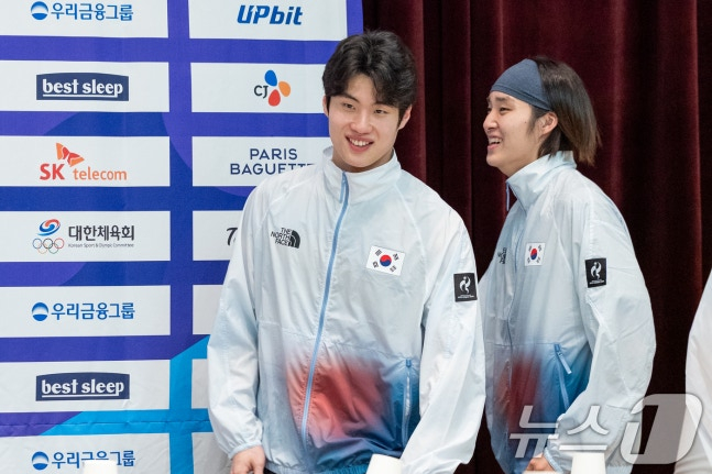 수영 국가대표 황선우, 김우민이 20일 충북 진천선수촌에서 열린 2026 아이치·나고야하계아시아경기대회 D-30 미디어데이 대한민국선수단 기자회견에 입장하고 있다. /사진=뉴스1