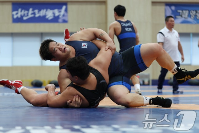 레슬링 국가대표 선수 김민석이 20일 충북 진천선수촌에서 열린 2026 아이치·나고야 하계아시아경기대회 D-30 미디어데이에서 공개훈련을 하고 있다. /사진=뉴스1