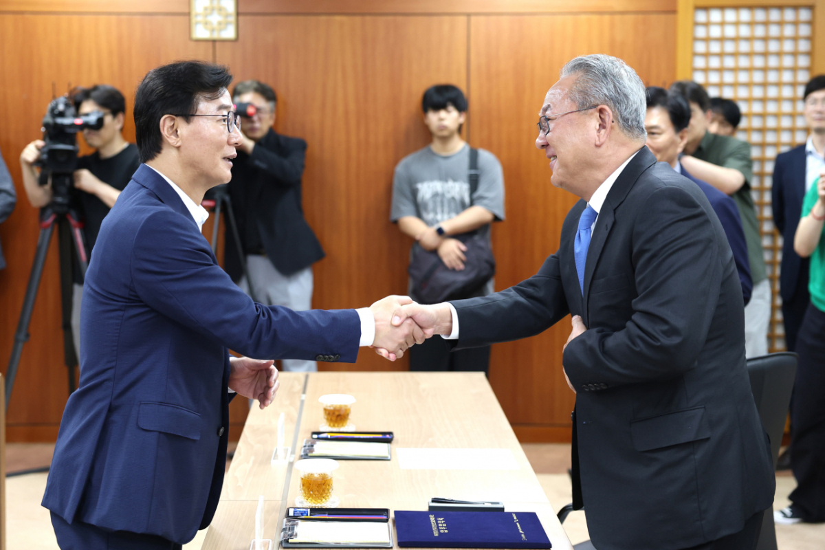 전재수 부산시장(왼쪽)이 20일 북극항로 운항과 연관산업 활성화 업무협약에 앞서 김현겸 팬스타그룹 회장과 악수하고 있다./사진제공=부산시