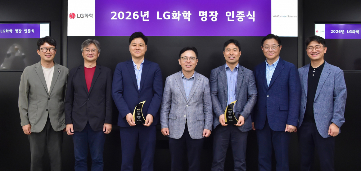 장현정(왼쪽부터) 실장과 김동춘 사장, 김병운 과장이 20일 서울 영등포구 LG트윈타워에서 열린 '2026 LG화학 명장 인증식'에서 기념촬영을 하고 있다./사진=LG화학