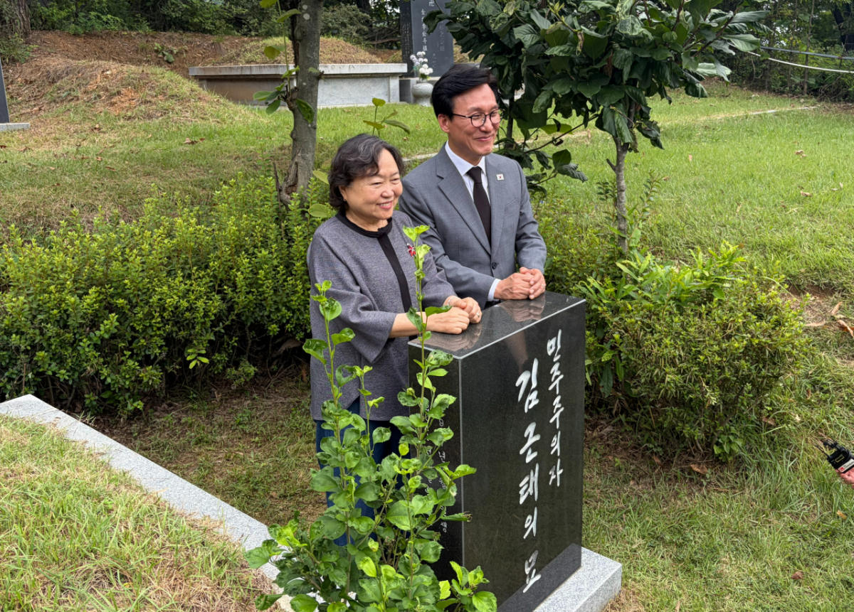 김민석 더불어민주당 대표가 20일 경기 남양주 모란공원을 찾아 김근태 전 고문의 묘역에서 참배를 진행했다. 이후 김 전 고문의 아내인 인재근 전 의원과 함께 하는 모습. /사진=김지은 기자